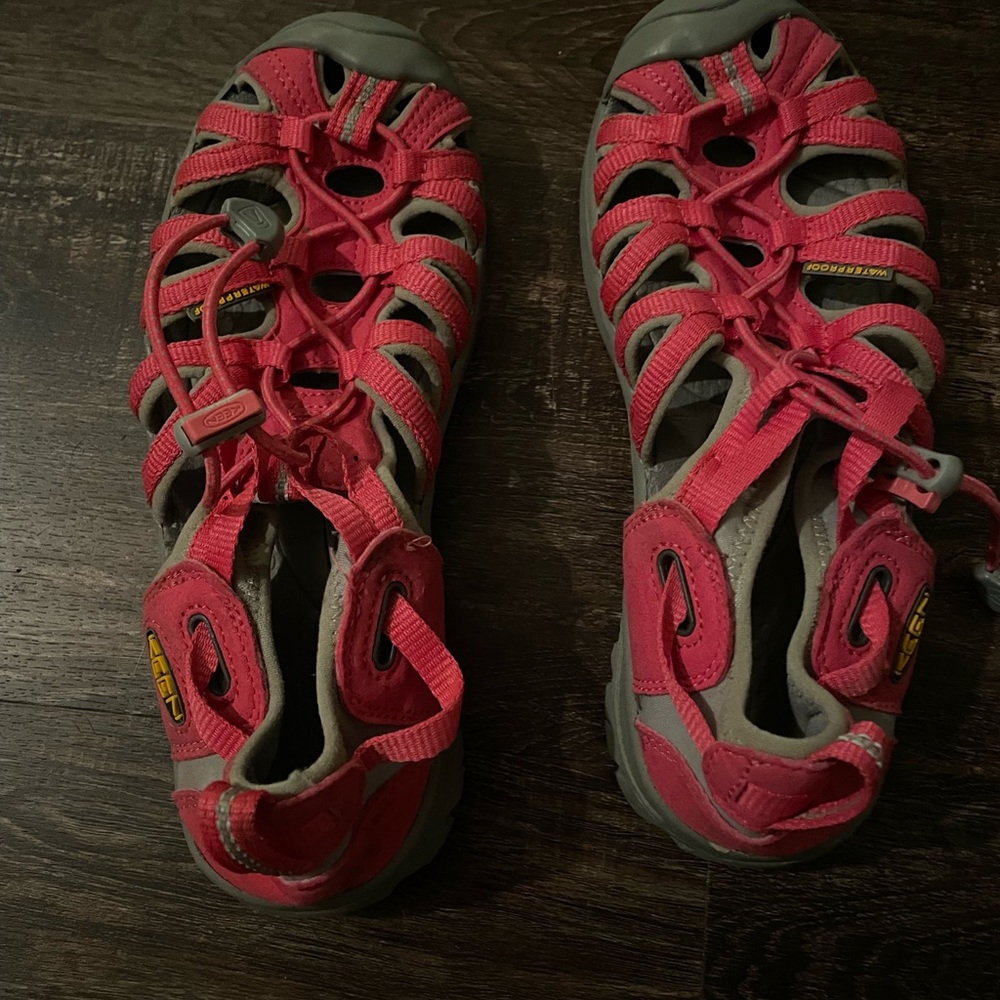 Keen Girls toed sandals in color pink